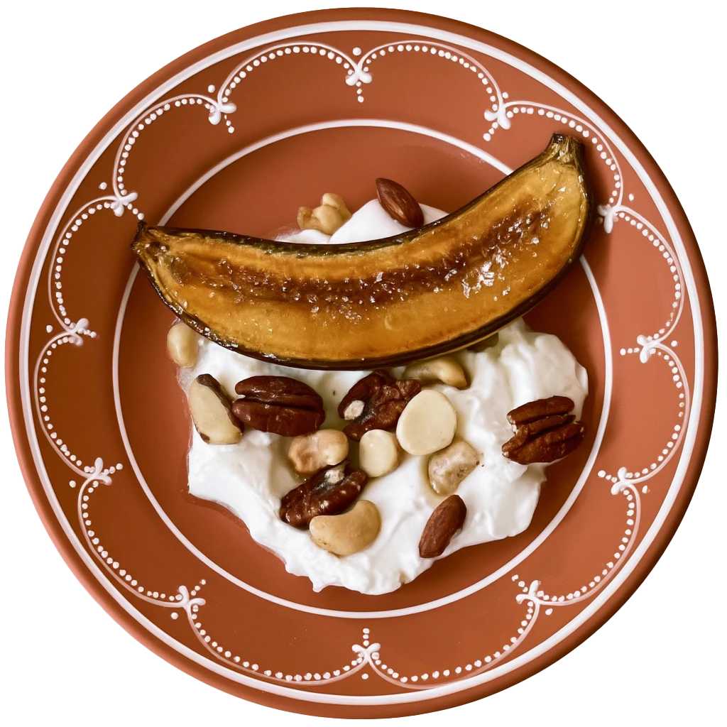 Yogurt plate menu: banana br&ucirc;l&eacute;e
