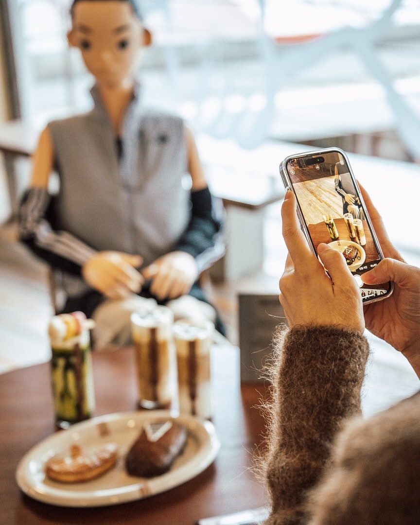 Café 3 Stripes Seoul guest photographing drinks